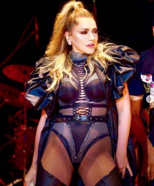 Hadise'nin geçmişten bugüne sahne kostümleri