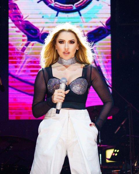 Hadise'nin geçmişten bugüne sahne kostümleri