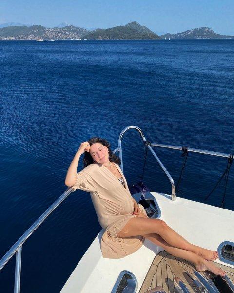 Bergüzar Korel üçüncü kez anne oldu: Fotoğraflarla hamilelik hali