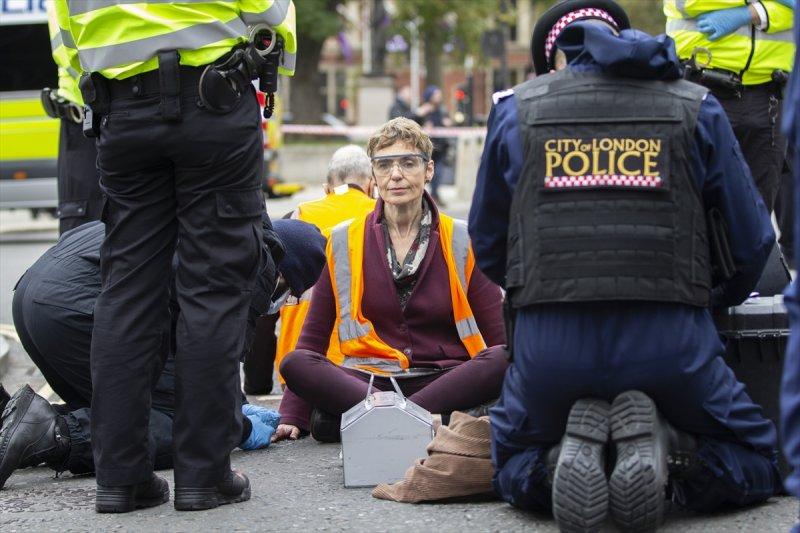 İngiliz protestocular, kendilerini yollara yapıştırdı