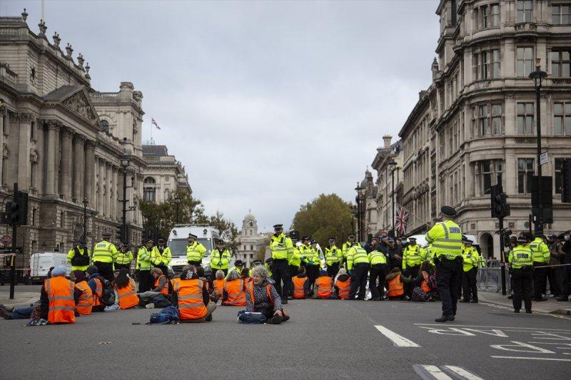 İngiliz protestocular, kendilerini yollara yapıştırdı