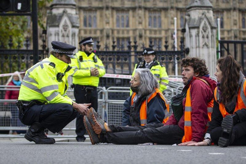 İngiliz protestocular, kendilerini yollara yapıştırdı
