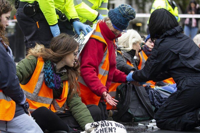 İngiliz protestocular, kendilerini yollara yapıştırdı