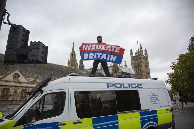 İngiliz protestocular, kendilerini yollara yapıştırdı