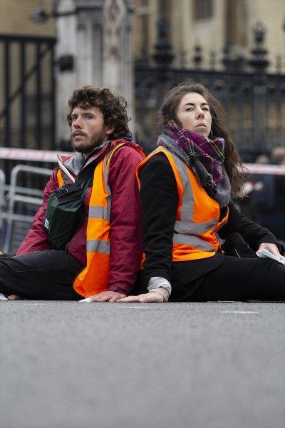 İngiliz protestocular, kendilerini yollara yapıştırdı