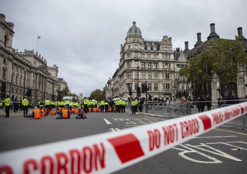 İngiliz protestocular, kendilerini yollara yapıştırdı