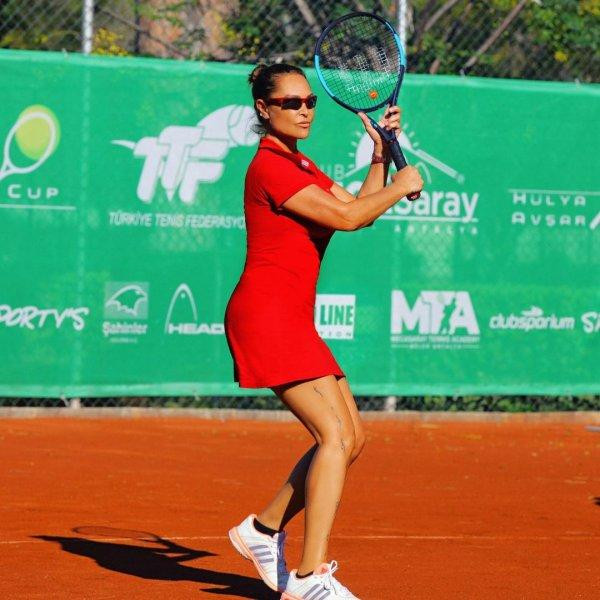 Hülya Avşar'ın spor halleri  - Resim 1