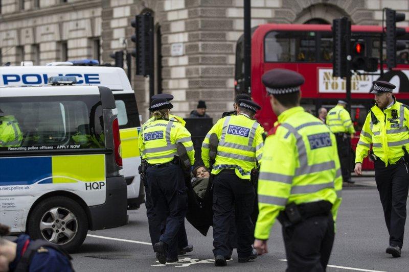 İngiliz protestocular, kendilerini yollara yapıştırdı