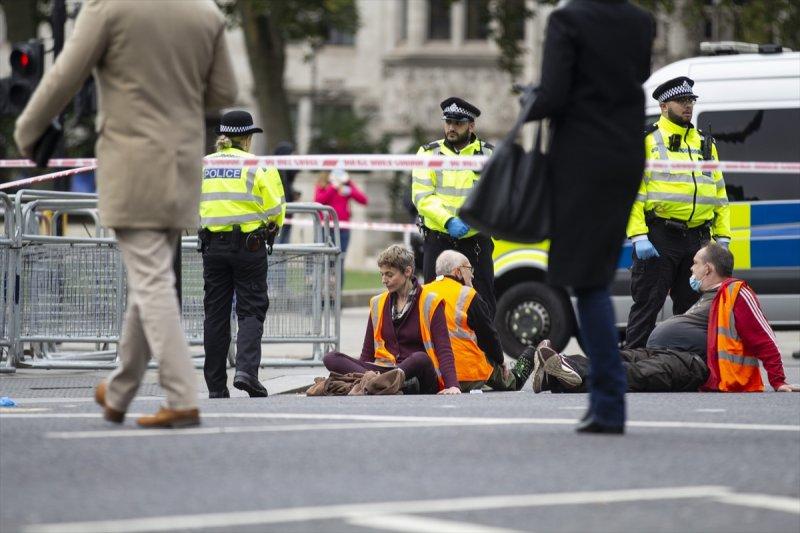 İngiliz protestocular, kendilerini yollara yapıştırdı