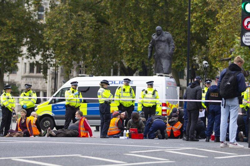 İngiliz protestocular, kendilerini yollara yapıştırdı