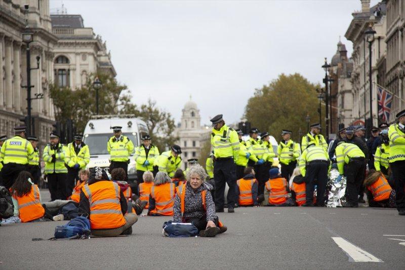 İngiliz protestocular, kendilerini yollara yapıştırdı