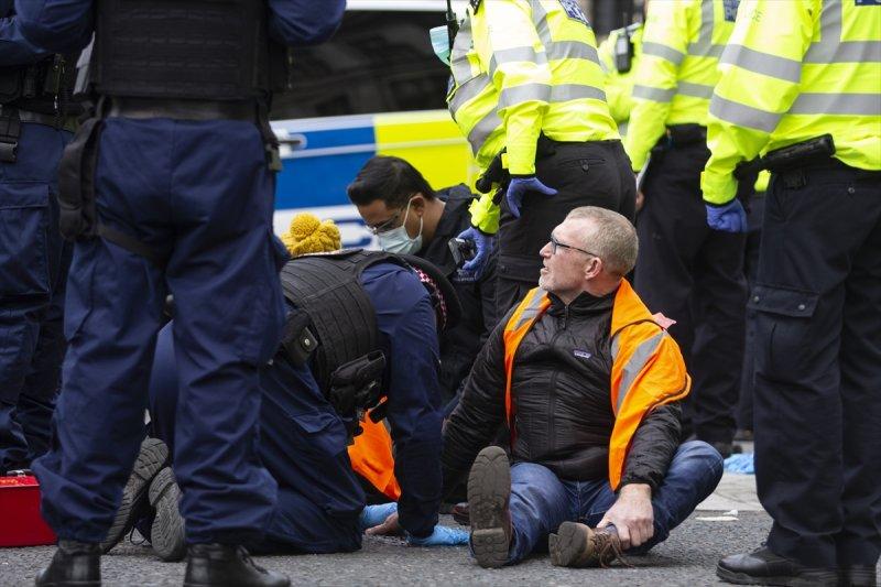 İngiliz protestocular, kendilerini yollara yapıştırdı