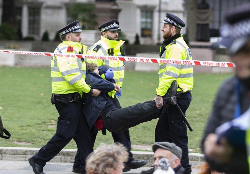 İngiliz protestocular, kendilerini yollara yapıştırdı