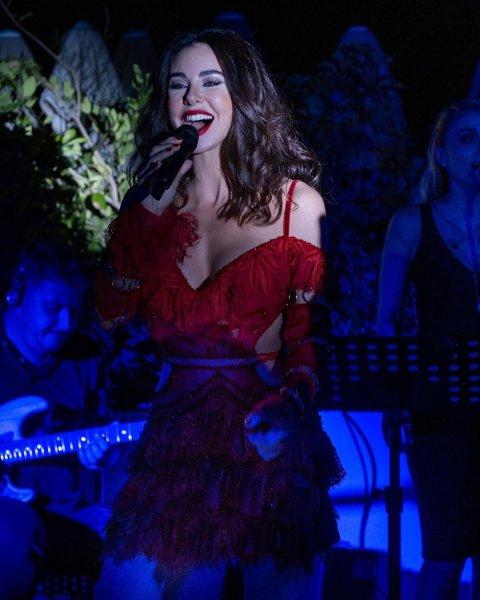 Spikerlikten şarkıcılığa soyunan Defne Samyeli'nin sahne kostümleri 