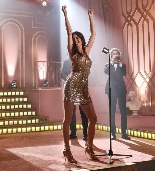 Spikerlikten şarkıcılığa soyunan Defne Samyeli'nin sahne kostümleri 