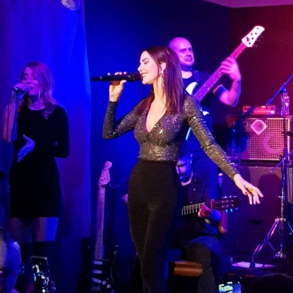 Spikerlikten şarkıcılığa soyunan Defne Samyeli'nin sahne kostümleri 