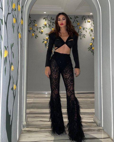 Spikerlikten şarkıcılığa soyunan Defne Samyeli'nin sahne kostümleri 