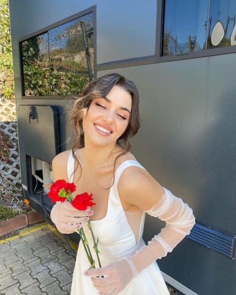 Hande Erçel'in en beğenilen pozları