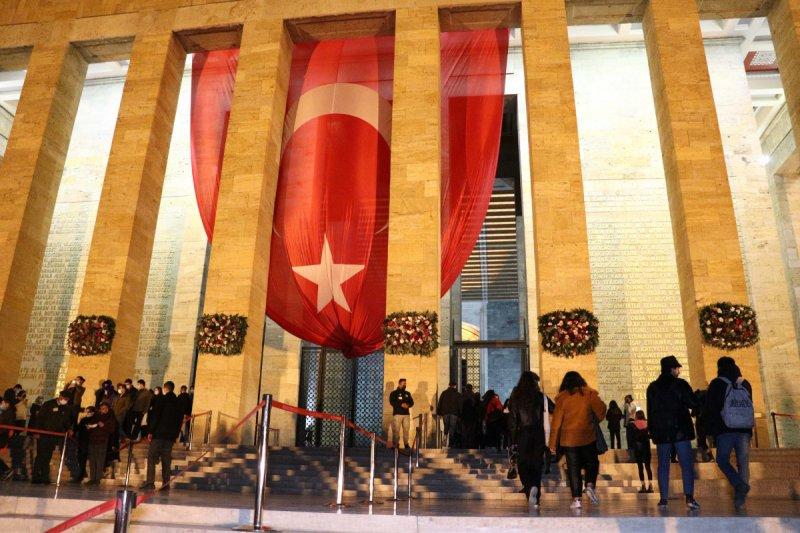 Anıtkabir'de ziyaretçi akını gece de devam etti
