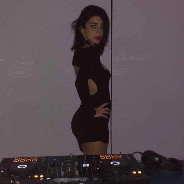 Merve Boluğur'un gündemden düşmeyen  paylaşımları