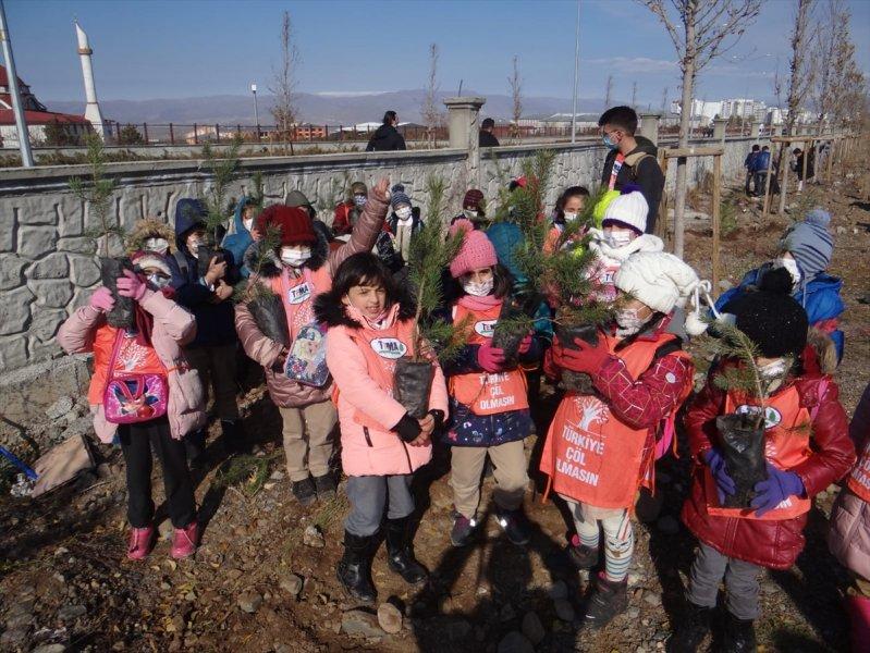 Milli Ağaçlandırma gününde yurt genelinde fidan dikimi yapıldı