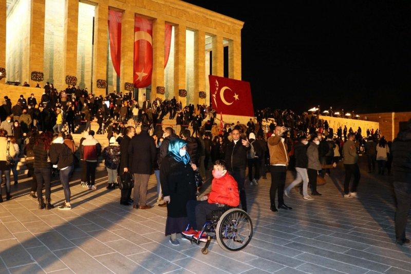 Anıtkabir'de ziyaretçi akını gece de devam etti