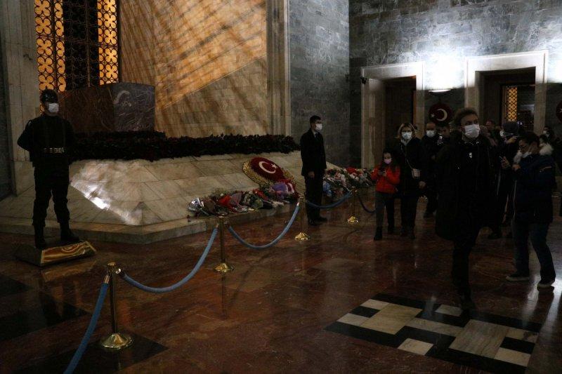 Anıtkabir'de ziyaretçi akını gece de devam etti