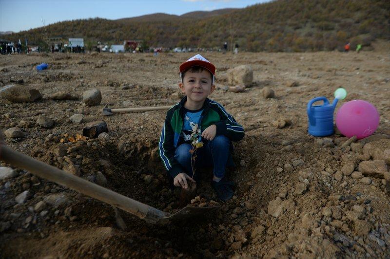 Milli Ağaçlandırma gününde yurt genelinde fidan dikimi yapıldı