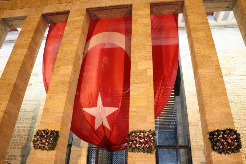 Anıtkabir'de ziyaretçi akını gece de devam etti