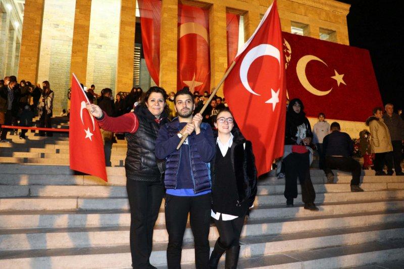Anıtkabir'de ziyaretçi akını gece de devam etti