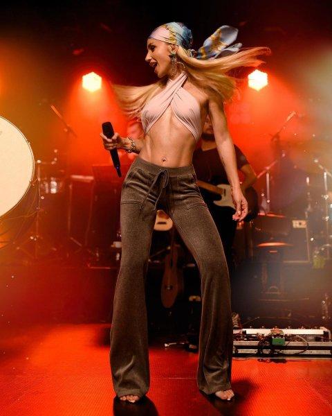 Sahne kostümleriyle gündemden düşmeyen Gülşen'in tarzı 