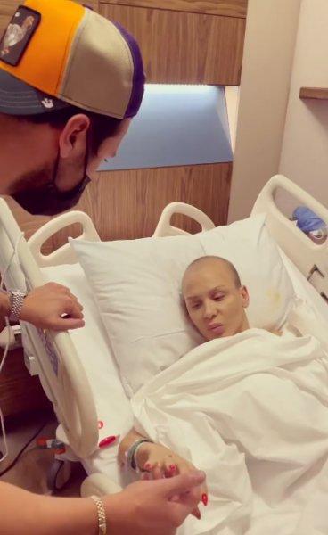 Meme kanseri ile mücadele eden şarkıcı Şimal'in sosyal medya paylaşımları