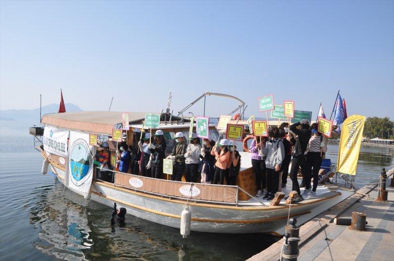 Köyceğiz'de yapılan göl temizliğinden halı çıktı 