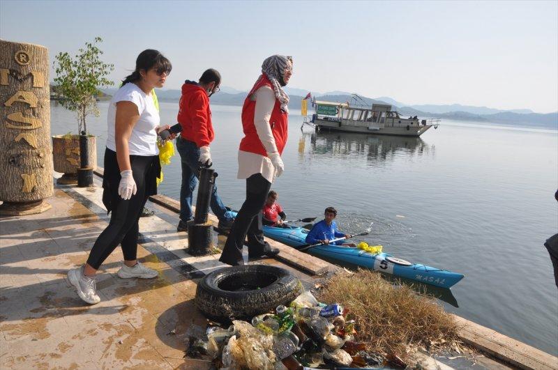 Köyceğiz'de yapılan göl temizliğinden halı çıktı 