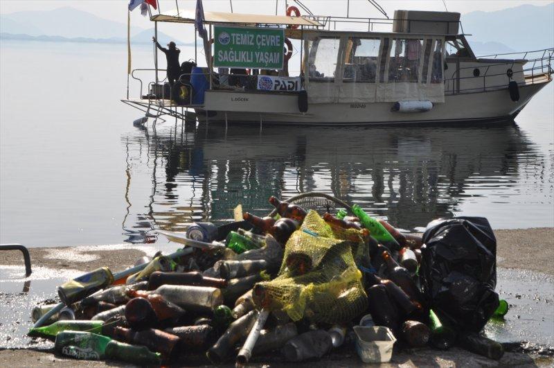 Köyceğiz'de yapılan göl temizliğinden halı çıktı 