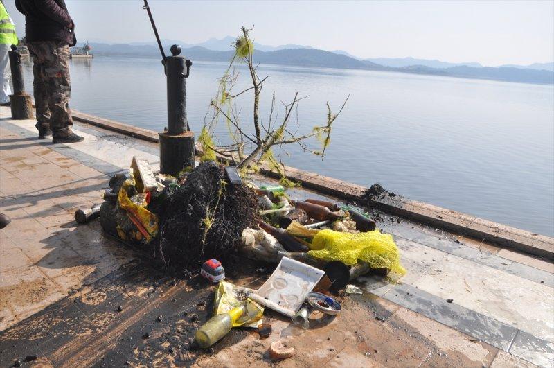 Köyceğiz'de yapılan göl temizliğinden halı çıktı 
