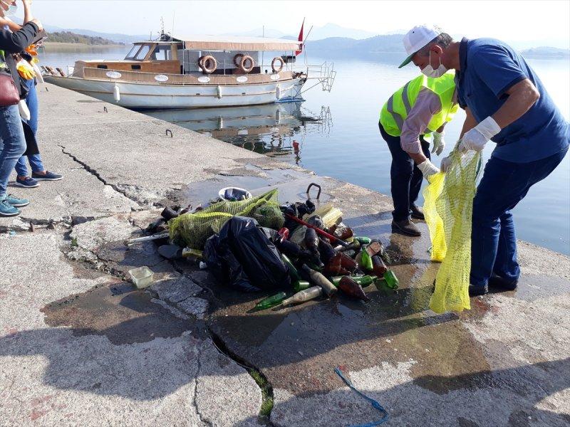Köyceğiz'de yapılan göl temizliğinden halı çıktı 