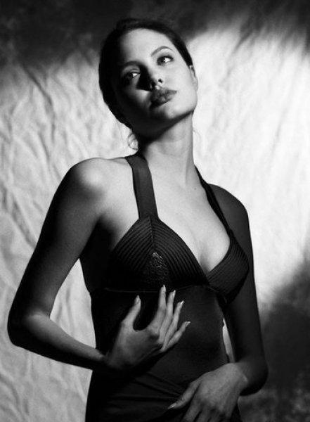 Hollywood yıldızı Angelina Jolie'nin 15 yaşındaki pozları