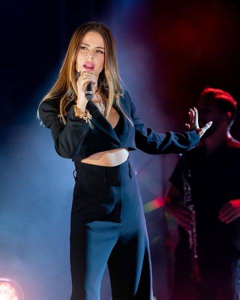 Simge Sağın'ın cesur sahne kostümleri