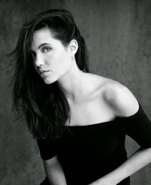 Hollywood yıldızı Angelina Jolie'nin 15 yaşındaki pozları