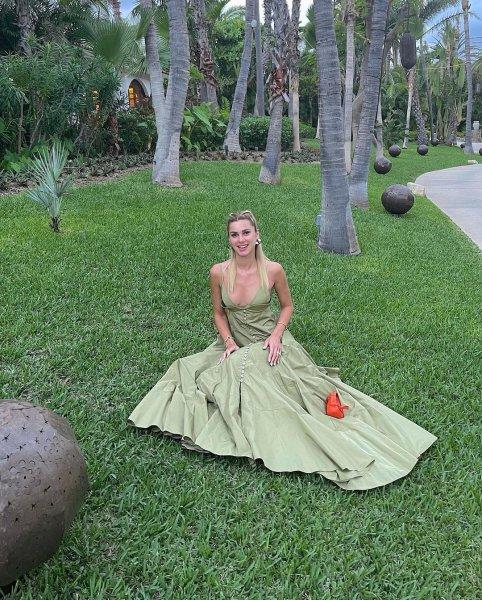 Yeni gelin Nazlı Kayı'nın giyim tarzı