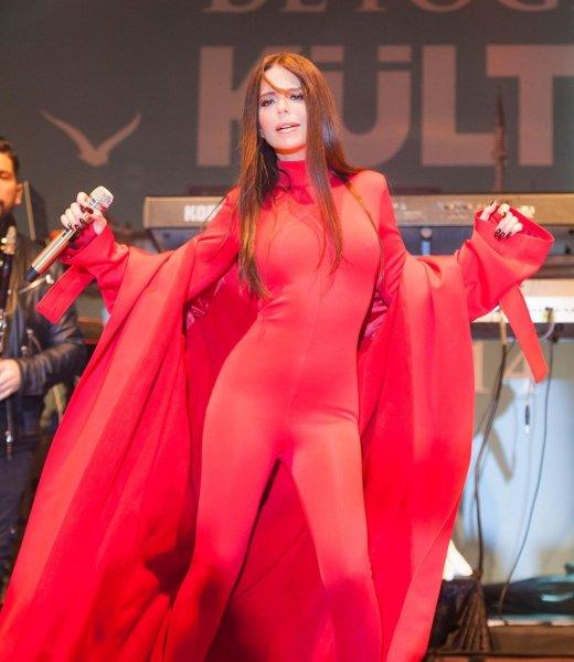 Simge Sağın'ın cesur sahne kostümleri