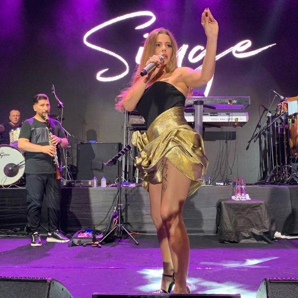 Simge Sağın'ın cesur sahne kostümleri