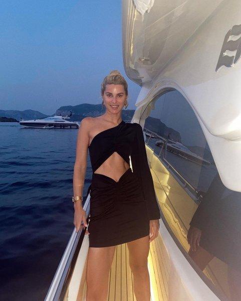 Yeni gelin Nazlı Kayı'nın giyim tarzı