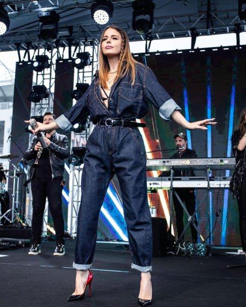 Simge Sağın'ın cesur sahne kostümleri