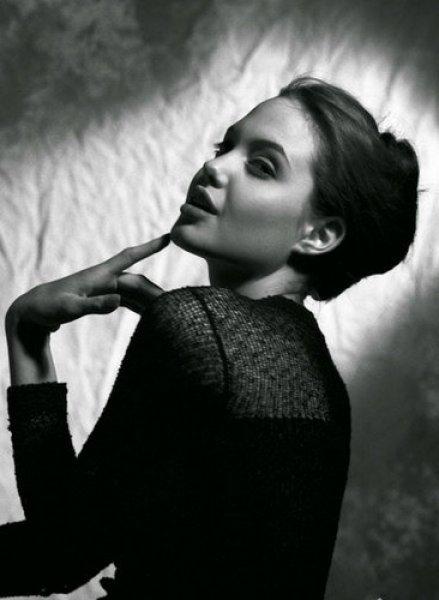 Hollywood yıldızı Angelina Jolie'nin 15 yaşındaki pozları