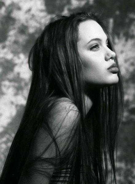 Hollywood yıldızı Angelina Jolie'nin 15 yaşındaki pozları