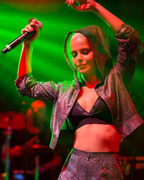 Simge Sağın'ın cesur sahne kostümleri