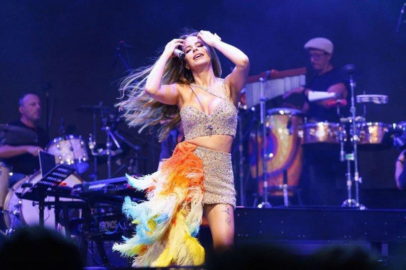 Simge Sağın'ın cesur sahne kostümleri