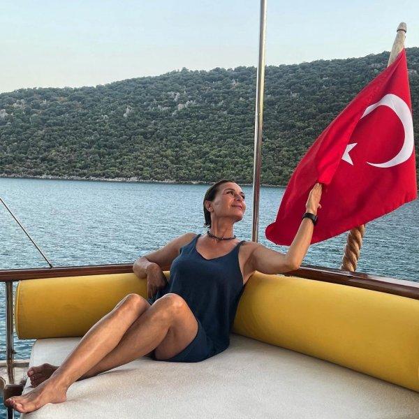 Bikinili pozlarıyla gündeme oturan Hatice Aslan'ın paylaşımları